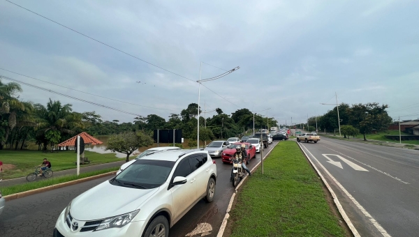 Transbordamento dos igarapés gera caos no trânsito de Rio Branco